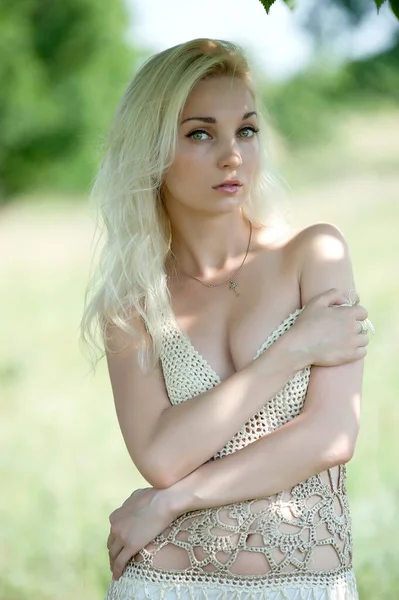 美しいですセクシーブロンド女の子Posing上のA晴れた夏の日にザ木 — ストック写真
