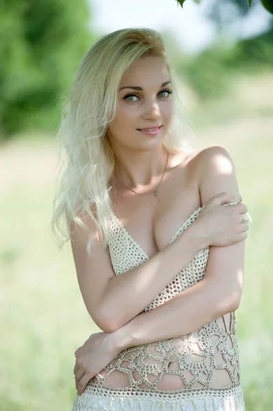 Schöne Sexy Blonde Mädchen Posiert Einem Sonnigen Sommertag Baum — Stockfoto