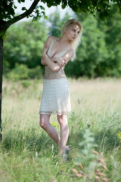 Beautiful Sexy Blonde Girl Posing Sunny Summer Day Tree — Fotografia de Stock