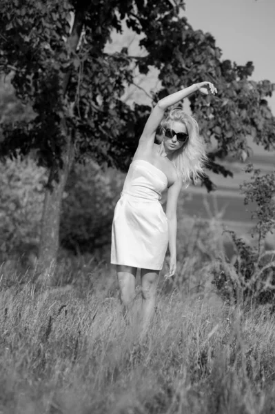 Beautiful Sexy Blonde Girl Posing Sunny Summer Day Tree — Fotografia de Stock