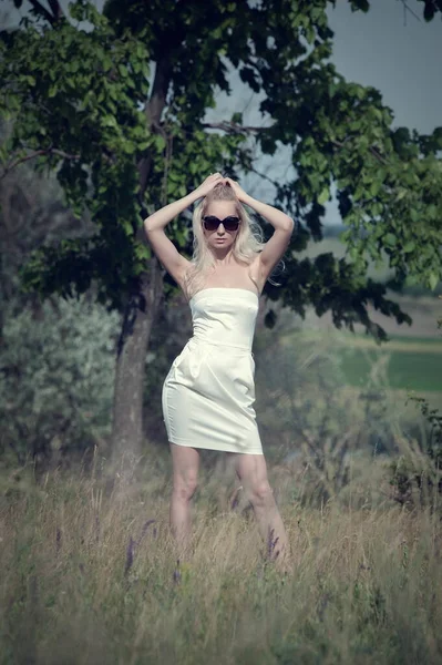 Schöne Sexy Blonde Mädchen Posiert Einem Sonnigen Sommertag Baum — Stockfoto