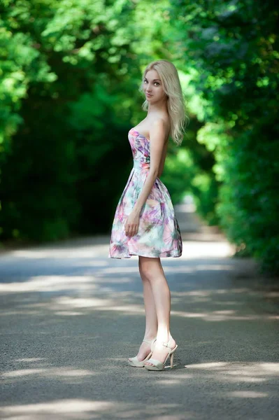在一个阳光灿烂的夏日 美丽的金发姑娘在路边摆姿势 — 图库照片