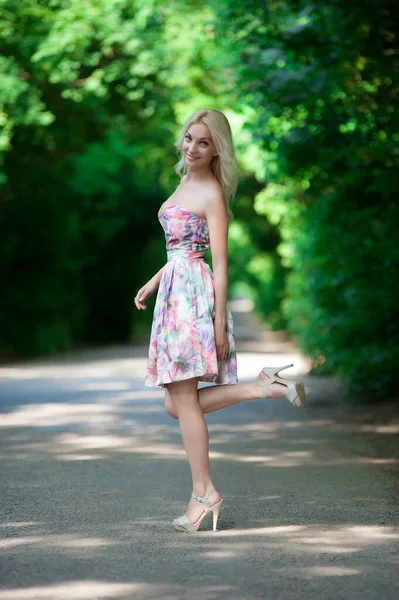 Beautiful Sexy Blonde Girl Posing Sunny Summer Day Roadside — Stok fotoğraf