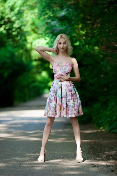 Beautiful Sexy Blonde Girl Posing Sunny Summer Day Roadside — Fotografia de Stock