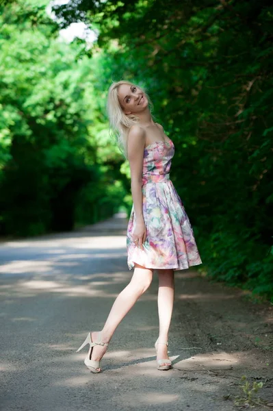 Schöne Sexy Blonde Mädchen Posiert Einem Sonnigen Sommertag Straßenrand — Stockfoto