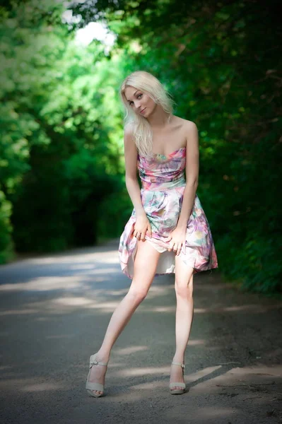 Beautiful Sexy Blonde Girl Posing Sunny Summer Day Roadside — Fotografia de Stock