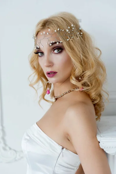 Retrato Uma Linda Menina Loira Sexy Com Uma Tiara Cabeça — Fotografia de Stock