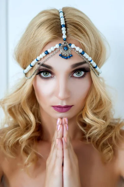 Porträt Einer Schönen Sexy Blonden Mädchen Mit Einem Diadem Auf — Stockfoto