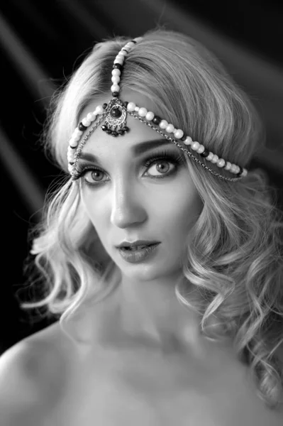 Porträt Eines Schönen Sexy Blonden Mädchens Mit Einem Diadem Auf — Stockfoto