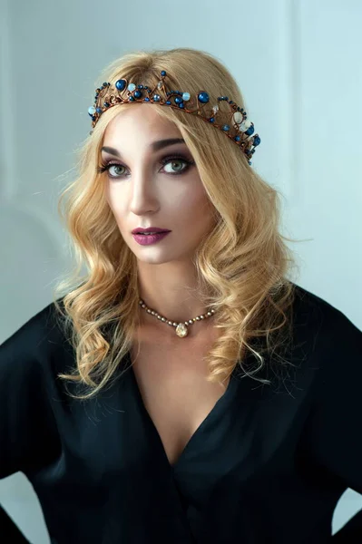 Portret Van Een Mooi Sexy Blond Meisje Met Een Ornament — Stockfoto