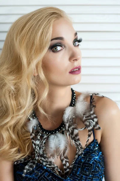 Porträt Eines Schönen Sexy Blonden Mädchens Mit Federschmuck Hals Auf — Stockfoto