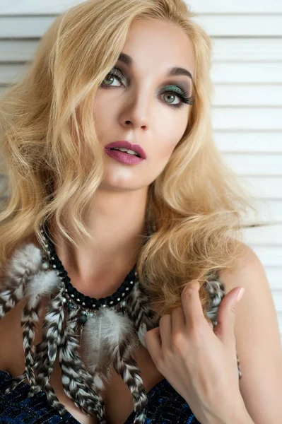Portret Van Een Mooi Sexy Blond Meisje Met Veren Decoratie — Stockfoto