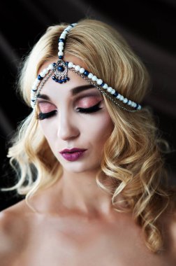 Kafasında tacı olan güzel, sarışın bir kızın portresi.