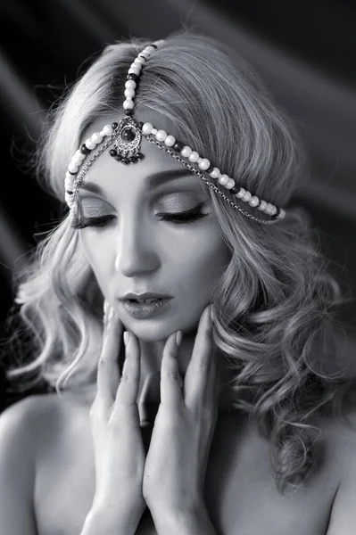 一个漂亮的金发姑娘的画像 头戴皇冠 背景阴森森 — 图库照片