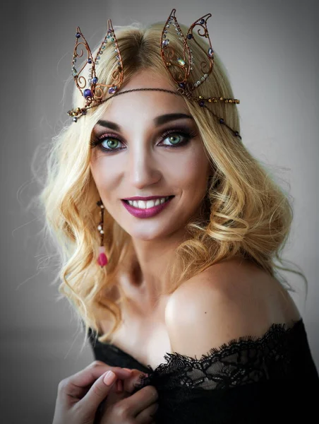 Retrato Una Hermosa Chica Rubia Sexy Con Una Corona Cabeza — Foto de Stock