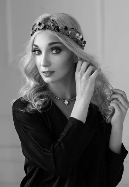 Porträt Eines Schönen Sexy Blonden Mädchens Mit Einem Ornament Haar — Stockfoto