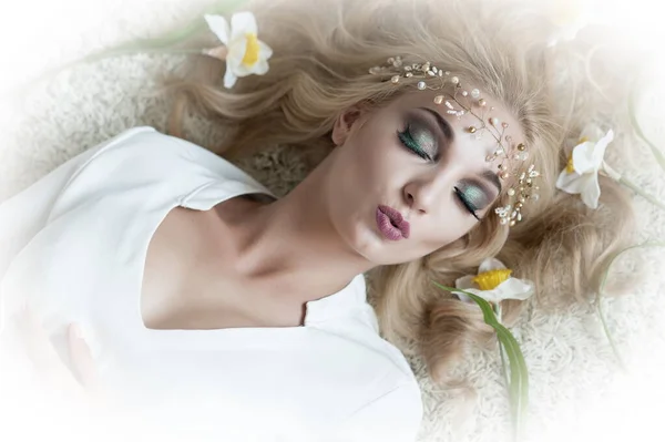 一个漂亮的金发姑娘的画像 她的头发上长着花冠 — 图库照片