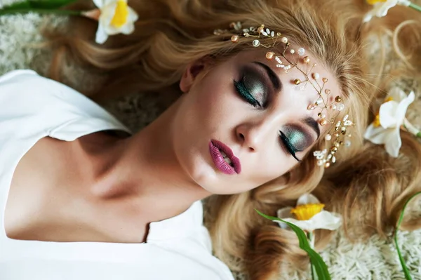 Portret Pięknej Seksownej Blondynki Nakryciem Głowy Leżącej Kwiatami Włosach — Zdjęcie stockowe