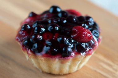 Dessert. Cake basket with fruit: currants and raspberries. Photos with a small depth of field