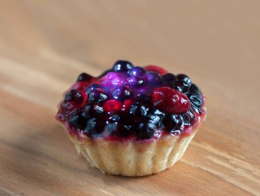 Dessert. Cake basket with fruit: currants and raspberries. Photos with a small depth of field