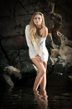 Su Beyaz elbiseli kız