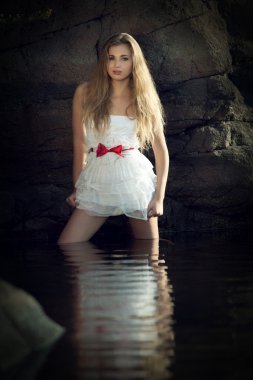 Su Beyaz elbiseli kız