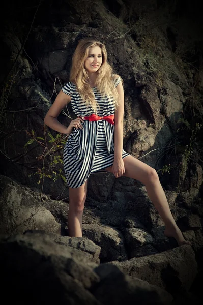 Buzlu çizgili elbiseli seksi kız