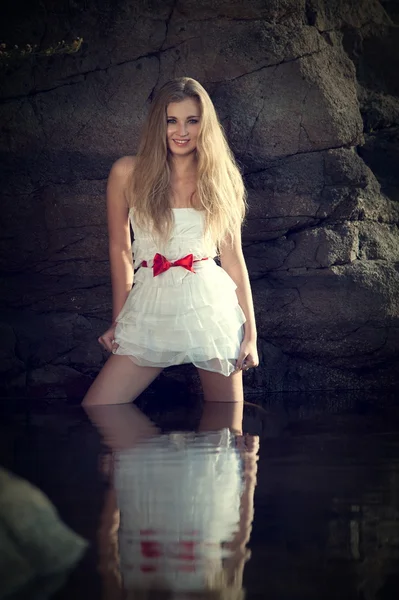 Dziewczyna w białej sukni w wodzie — Zdjęcie stockowe
