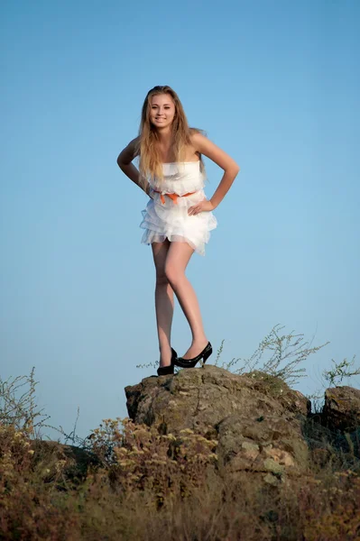 Hermosa chica en las rocas — Foto de Stock