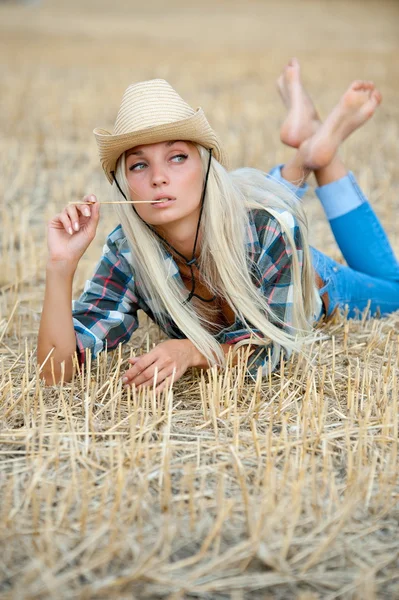 Prachtige blond meisje — Stockfoto