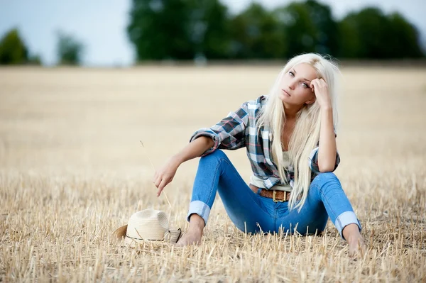 Schöne blonde Mädchen — Stockfoto