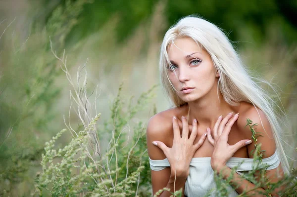 Schöne blonde Mädchen — Stockfoto