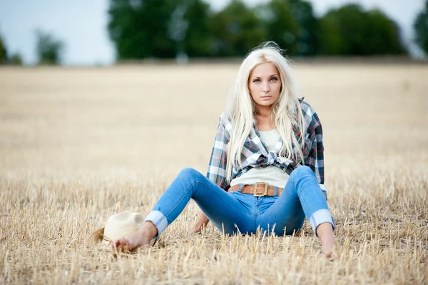 Vacker blond flicka — Stockfoto