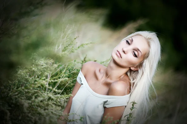 Schöne blonde Mädchen — Stockfoto