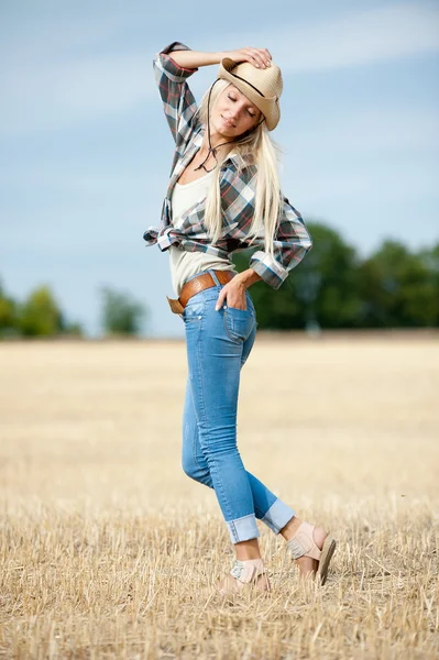 Schöne blonde Mädchen — Stockfoto