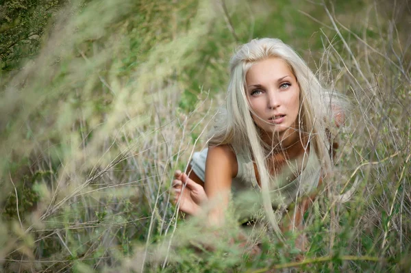 Vacker blond flicka — Stockfoto