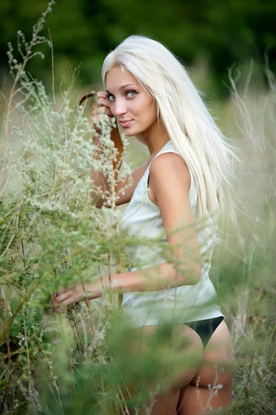 Vacker blond flicka — Stockfoto