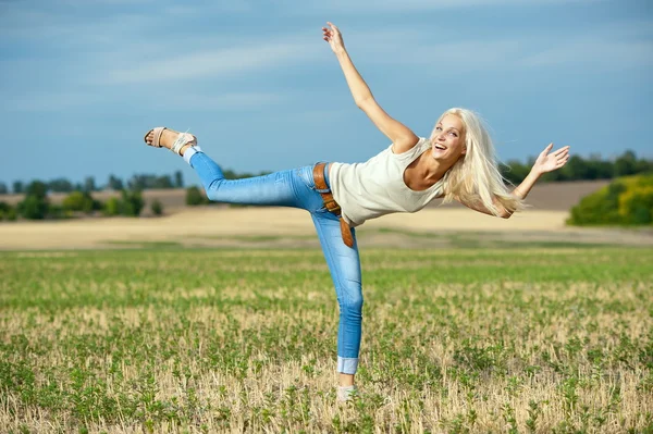 Güzel sarışın kız — Stok fotoğraf