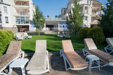 Şezlonglar yaz bahçesinde