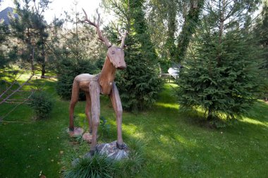 ahşap geyik heykeli