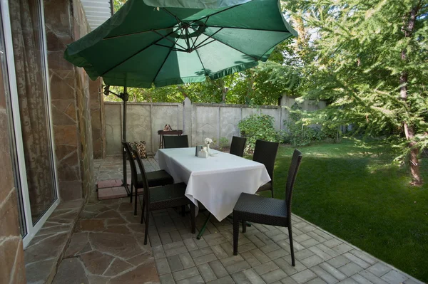 Mesa de comedor en el jardín — Foto de Stock