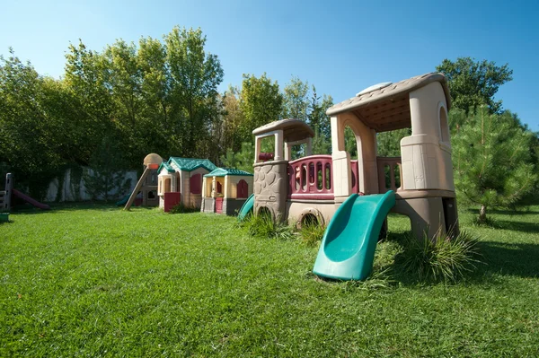 Lekplats för barn i park — Stockfoto