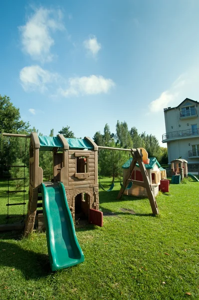 Zona de juegos para niños en el parque —  Fotos de Stock