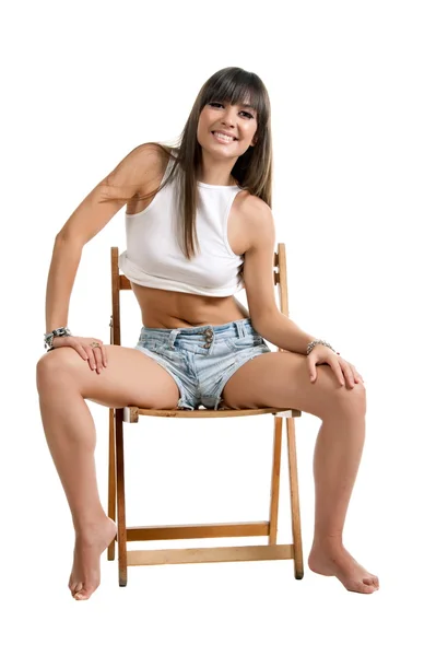 Flicka med trä hopfällbar stol — Stockfoto