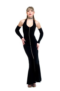 Siyah elbiseli güzel sarışın kız.