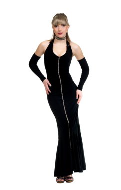 Siyah elbiseli güzel sarışın kız.