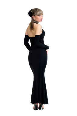 Siyah elbiseli güzel sarışın kız.