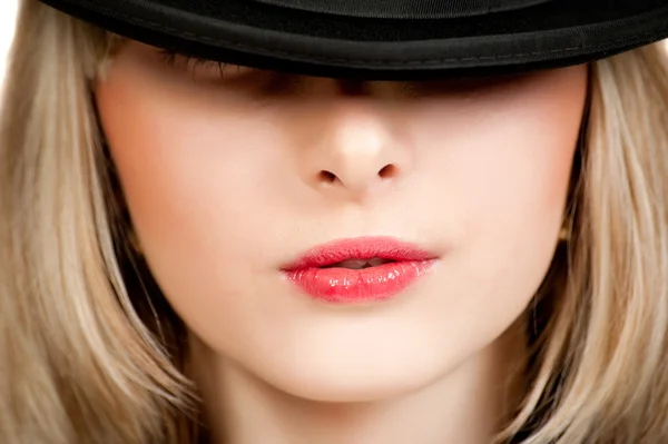 Bella ragazza sessuale in cappello nero — Foto Stock