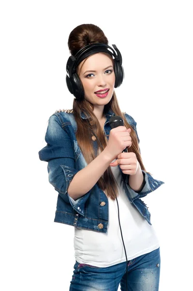 Vacker flicka med en mikrofon och hörlurar — Stockfoto