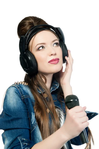 Vacker flicka med en mikrofon och hörlurar — Stockfoto
